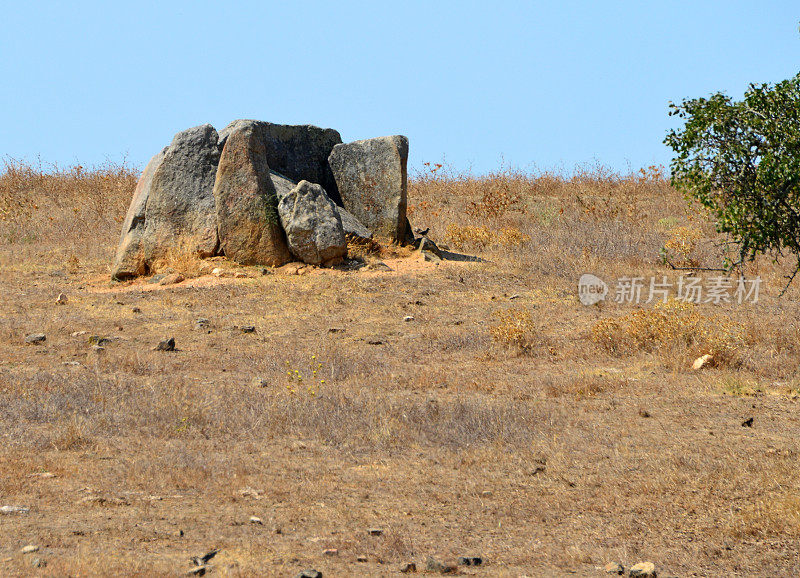 Barrocal dolmen 2号，粉碎的roof - Evora, Alentejo，葡萄牙: